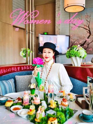 Jianguo Hotel Global Store 💐 Embark on a Springtime "She" Feast

What does a Women's Day that refuses to be defined look like?

This March 8th, at the Jianguo Hotel Global Store in Beijing, I paid tribute to myself with a cup of hand-drip coffee, rewarded my taste buds with a "spring garden," and experienced an unexpected delight, proving that—girls who live life earnestly are never unlucky ✨

When Technology Meets Gentleness

Pushing open the lobby bar door, the first thing that catches the eye is a lively robotic dog. It strolls lightly, sometimes nodding in greeting, sometimes playfully tumbling, delivering holiday greetings in the most unexpected way.

This opening seems to tell us that this is what women of the new era are like—able to navigate the technological wave with ease, and also to bloom gently in the afternoon light. A balance of strength and gentleness is our most beautiful self.


Brewing a Cup of Coffee by Hand

Today's highlight was an experience about "control"—a hand-drip coffee salon.

Ms. Wang Danqing, the quality control specialist at Vios Coffee, was present (and just between you two, she's an international judge at the World Siphon Coffee Championships!), opening the door to the world of coffee for us. Three limited-edition spring beans were laid out before us: Ethiopian Yirgacheffe, clear as morning dew; Costa Rica's "Musician Series," bursting with the vibrancy of strawberries; and Yunnan Pu'er high-altitude coffee beans, rich and full-bodied like the embrace of the earth.

From grinding to blooming, from water temperature to extraction—as the first drop of coffee slowly fell into the pot, the entire space fell silent. A woman who can focus on a cup of coffee for thirty minutes can surely brew her own life perfectly.


Encountering the "Edible Garden"

When hand-brewed coffee meets the "Spring Garden" created by pastry chef Zhang Min, a feast for the taste buds begins.

Lychee rose cheesecake blossoms on the tongue, pistachio macarons brighten the afternoon, and the sweet and sour refreshing white chocolate calamansi is just like the subtle thoughts of spring. Paired with a savory tuna sandwich and warm English scones—the sweet and savory flavors intertwined, creating distinct layers, much like our rich and multifaceted lives.

The most touching moment was when the host announced my name—I won! The instant I received the prize, applause erupted throughout the room. At that moment, I thought, this good fortune might not be accidental, but rather life's gentlest response to every girl who diligently cultivates herself.

This afternoon, I learned focus in the aroma of coffee, encountered poetry in desserts, and gained strength from a pleasant surprise. The meaning of Women's Day is never about waiting to be pampered, but about seeing yourself shine in your own time.

Thank you to the Jianguo Hotel Global Store for reminding us with a perpetually open "Spring Garden": Spring will come, good fortune will come, and the best version of yourself is always there.

This spring, invite your best friends to come here and raise a glass to each other—to the spring sunshine, to desserts, and even more so to each and every one of us who shines brightly.

📍Lobby Bar, 1st Floor, Beijing Jianguo Hotel (Global Branch) #NewYearDestinations2026 #travel2026 #BeijingItinerary