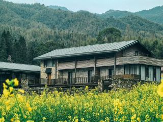 บ้านพักบนเขาฟางรูโอกู่ ตั้งอยู่ทางเข้าหมู่บ้าน | โปรโมชั่นพิเศษช่วงเทศกาลชิงหมิง! โฮมสเตย์ทำมือโดยอายเม็กกัว ท่ามกลางทุ่งดอกเรพซีด