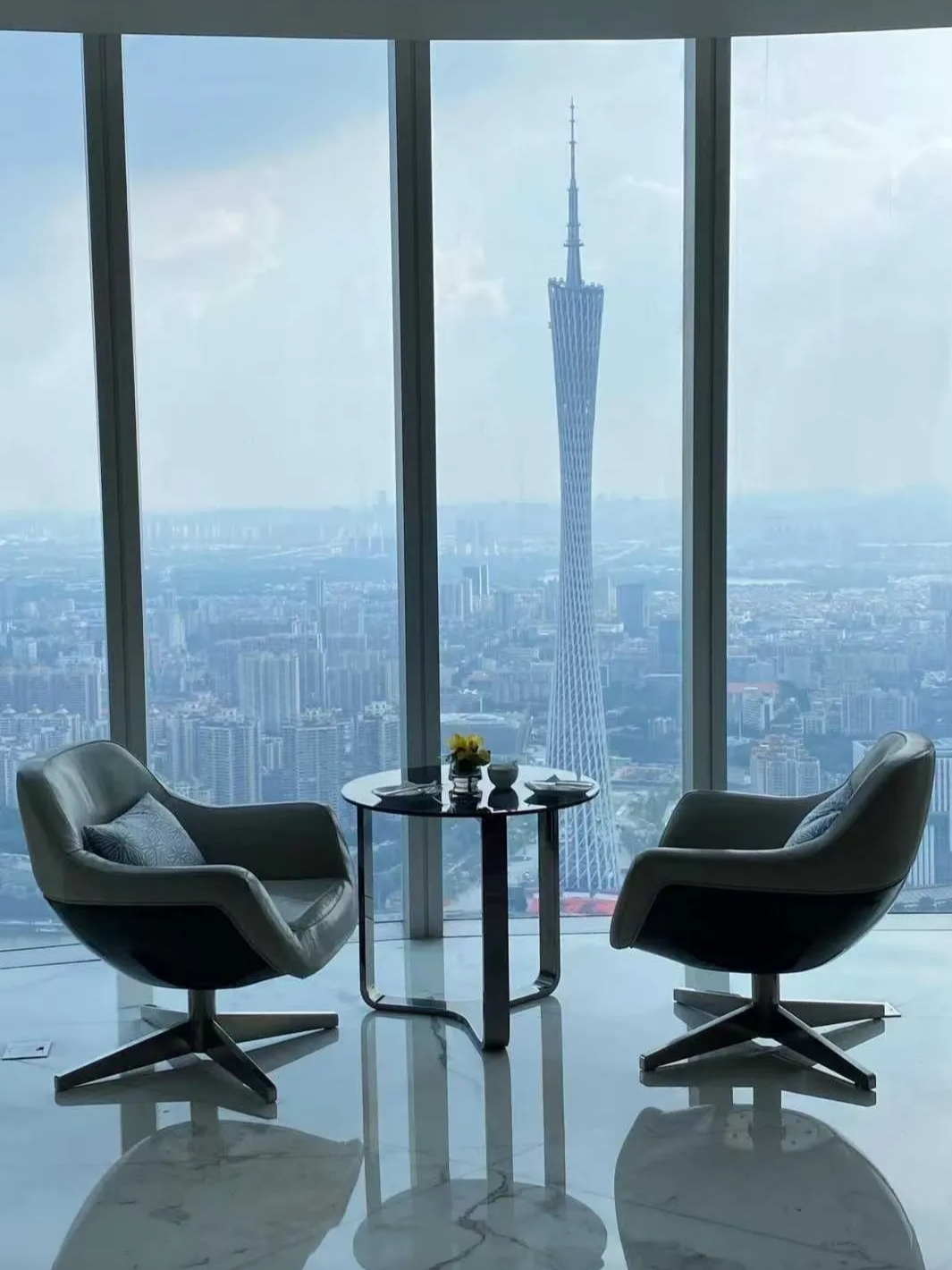 The Four Seasons Hotel Guangzhou is located on floors 69 to 100 of the International Finance Center (IFC Tower) in Zhujiang New Town, with the lobby on the 70th floor. It features panoramic floor-to-ceiling windows with direct river views. The subway is right downstairs, and it is within walking distance to Huacheng Square, Tianhe City, K11, Guangzhou Opera House, Guangdong Museum, Canton Tower, and Haixinsha, making it very convenient for both business and sightseeing trips.

Guest rooms are located from the 74th to the 98th floor, with an average area of over 70 square meters. They are stylishly designed and equipped with panoramic floor-to-ceiling windows, offering views of the entire Pearl River and the night view of Canton Tower. Some room types have telescopes next to the bathtub. Rooms come standard with marble bathrooms, walk-in closets, bathtubs, separate showers, built-in mirror TVs, fully intelligent toilets, comfortable bedding, and high-quality toiletries.

The hotel features a 24-hour gym with floor-to-ceiling windows and a high-altitude swimming pool facing Canton Tower. Breakfast is served buffet-style on the 70th floor, with a wide variety of options including Chinese, Western, and Cantonese dim sum, and window seats offer excellent views. The overall environment is clean and comfortable, with superior high-altitude views where guests can enjoy the Canton Tower light show, providing an immersive cloud-level lodging experience.
