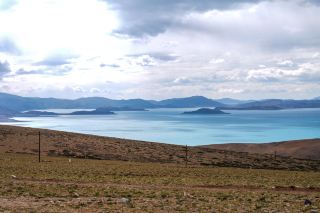 The spectacle of twin lakes separated by a dike in the Ngari wilderness
