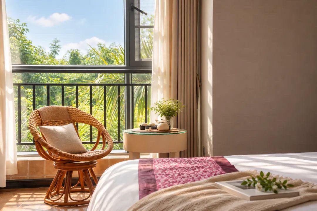New Chinese-style hotel: relax and watch the sunset through the palms