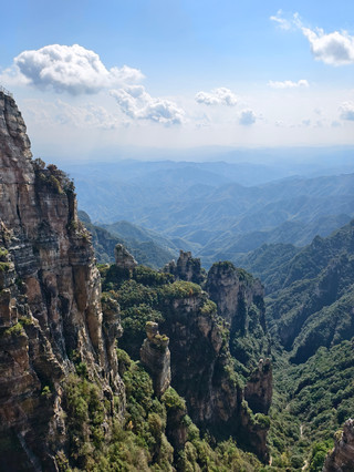 Baishi Mountain Travelogue: In mid-September, I suddenly felt like climbing a mountain. I flew from Shanghai to Shijiazhuang, then took a train to Baoding East to pick up my car and drove to the east gate of Baishi Mountain, taking the cable car directly there.