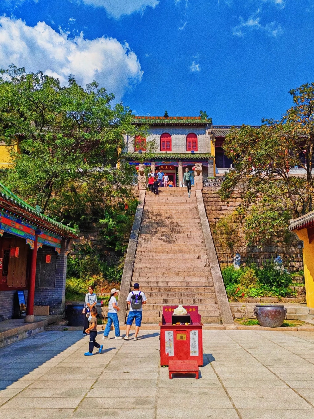 Shandong Rizhao Wulian Mountain Travel Guide.