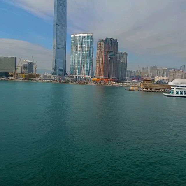 牙牙學語的娃娃，吵著要到海運中心頂樓，看船！看海！