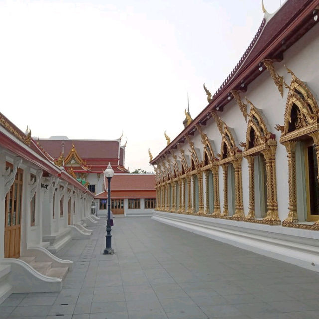 วัดชนะสงครามราชวรมหาวิหาร ไหว้พระคลายร้อน