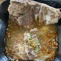 แวะกินก๋วยเตี๋ยวที่ร้านเตี๋ยวกระดูก 🍜 บางแสน