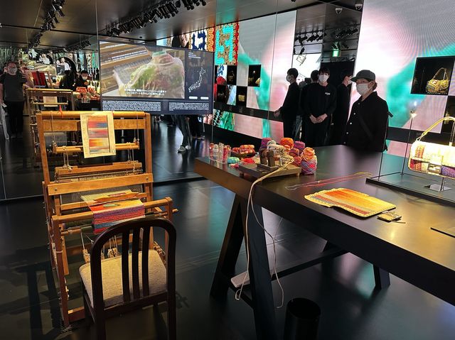 東京・表参道。期間限定のエキシビションは観光にもオススメ。『FENDI』開催『hand in hand』