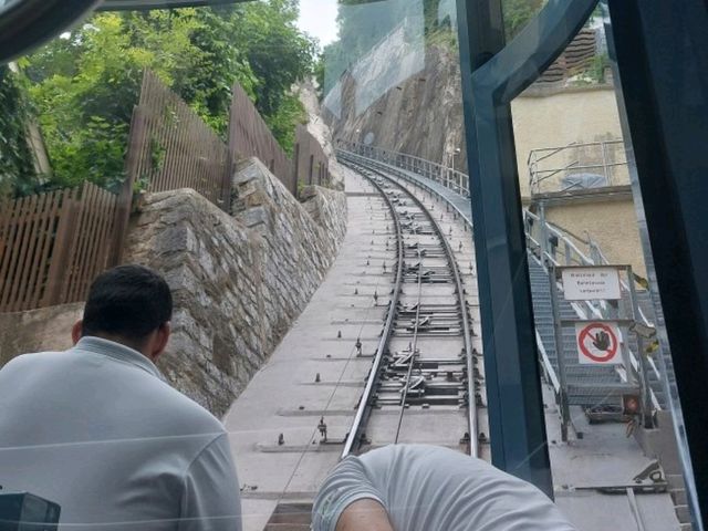 45 seconds slide, Sliding down a hill