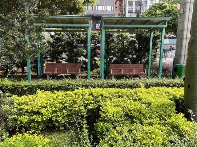 宋皇臺遊覽重點：刻有「宋王臺」三個大字的石碑