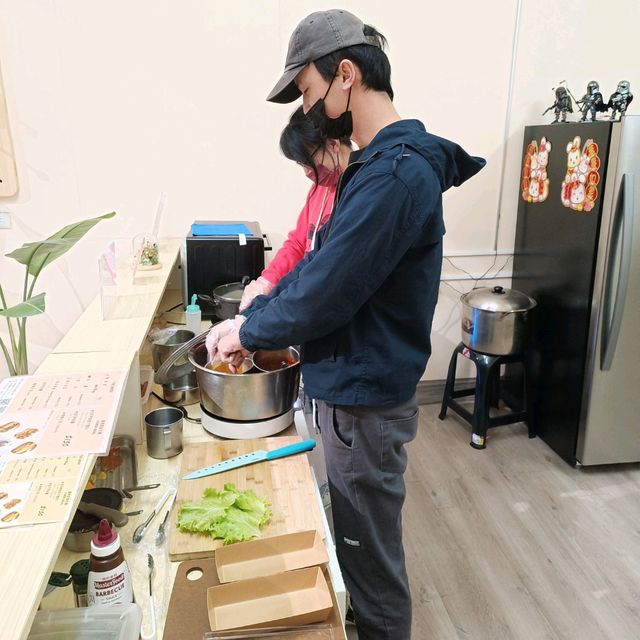 高雄苓雅暗巷美食系列~熱狗堡