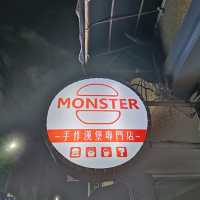 高雄暗巷美食系列~怪獸漢堡 美食漢堡薯條 日式餐廳設計風格 公仔迷必來