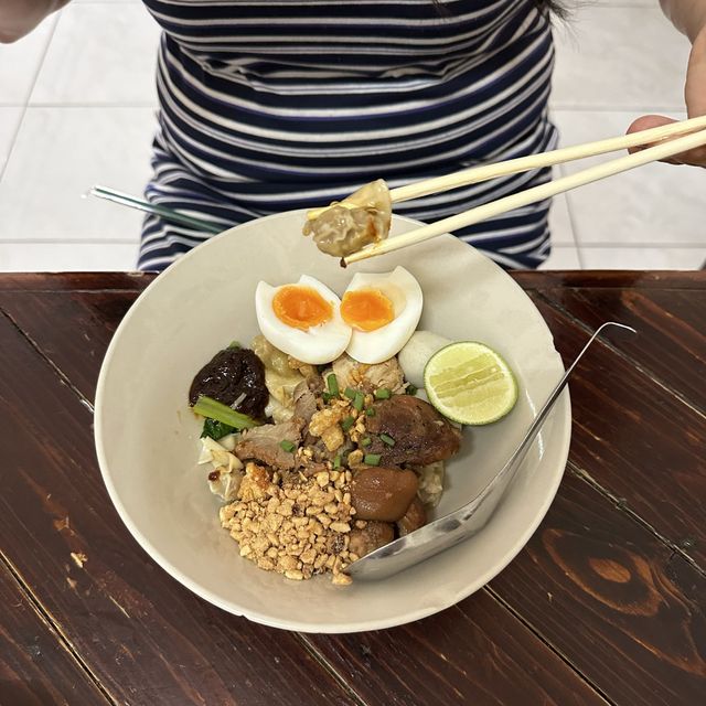 บะหมี่ตลาดขวาง พังงา ตำนานสูตรร้อยปี 