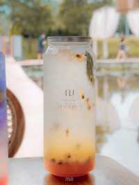 คาเฟ่สไตล์บาหลีตั้งอยู่กลางทะเลสาบล้อมไปด้วยขุนเขา