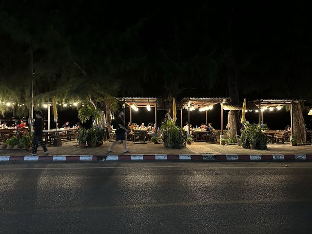ศาลาลอย ร้านอร่อยหาดราไวย์ ภูเก็ต