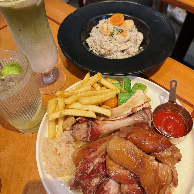 【休閒抵食西餐廳.蜜糖燒豬手🍖】