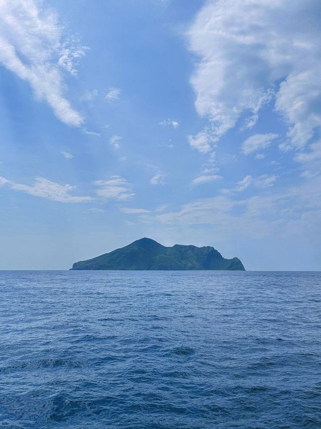 《宜蘭》搭乘遊艇出海賞鯨豚 一覽絕美海景-龜山島