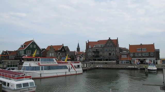 STROLLING AROUND VOLENDAM FISHING VILLAGE