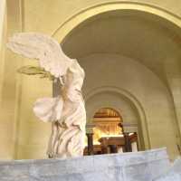 ルーブル美術館、館内の天井絵と通路、等々。