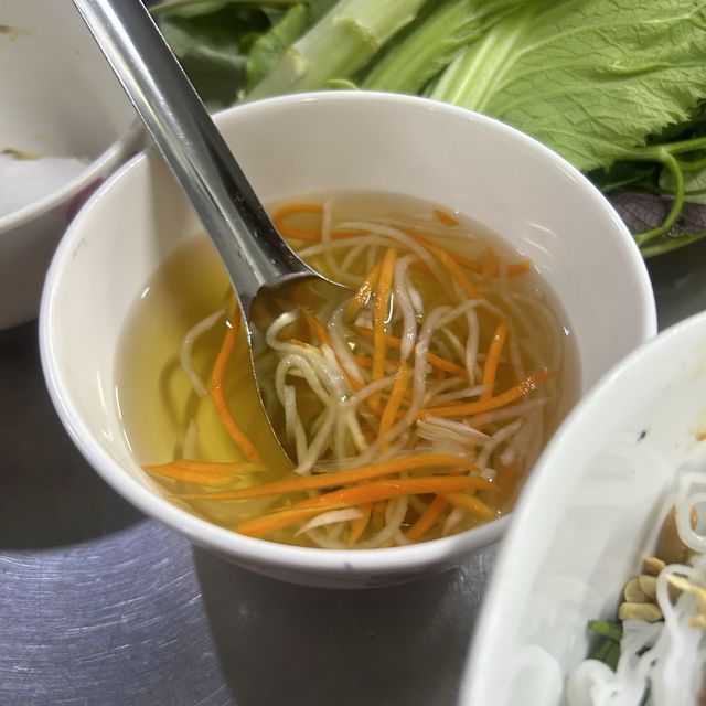 每一天都爆滿的越式煎餅小吃店
