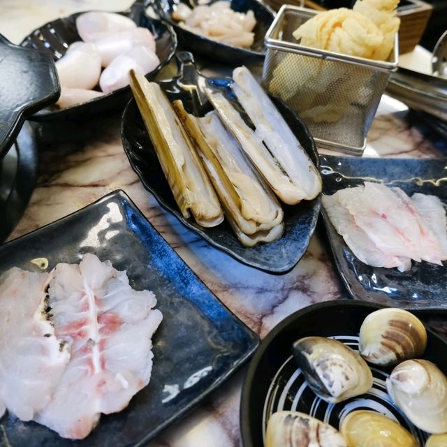 堅係鮮。超正任食生猛活海鮮雞煲火鍋