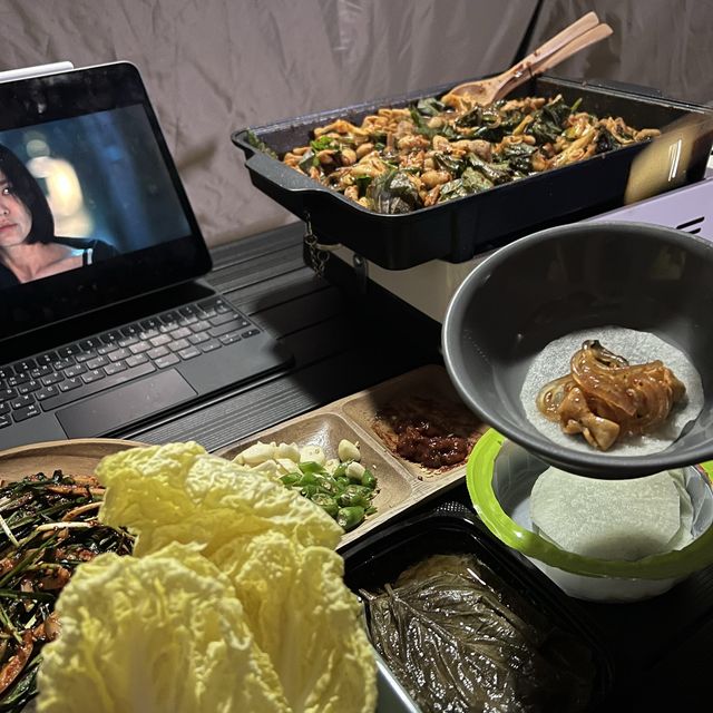 한 가운데 엄청 큰 달이 밝게 빛을 내고 있는 캠핑장으로 초대합니다🤭