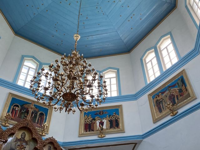 128년 된 목조 성당인 Holy Trinity Cathedral. 