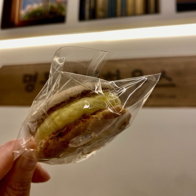 ソウル「明洞コーヒーハウス」のアイスラテが可愛い&生クリームとコーヒーの苦みが最高に美味しい