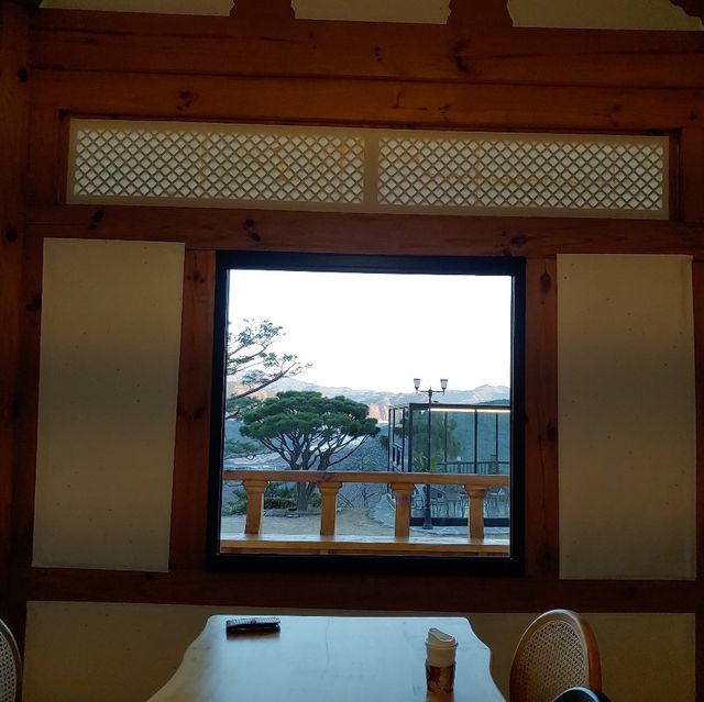 아름다운 산 뷰를 보면서 차를 마실 수 있는, 산청 방목리 카페
