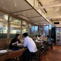 企鵝朋友萬聖節到酒吧餐廳狂歡