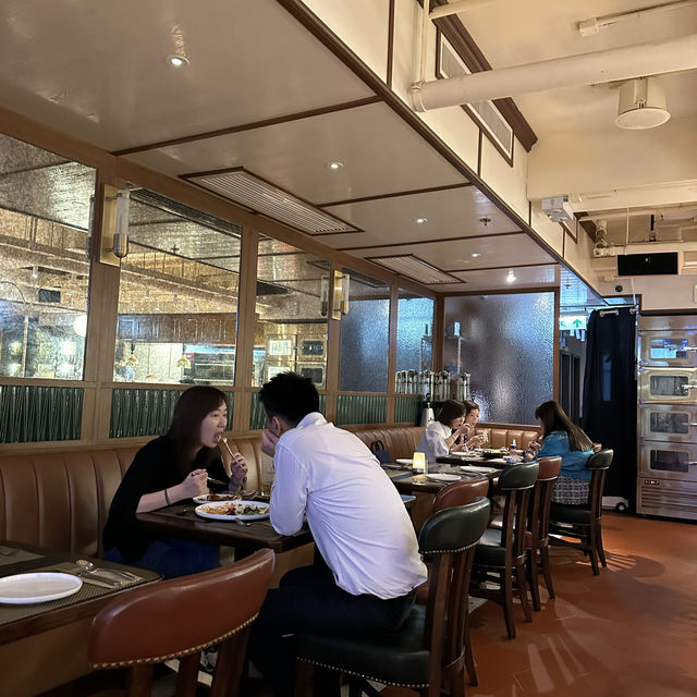 企鵝朋友萬聖節到酒吧餐廳狂歡