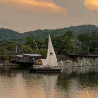 นั่งมองทะเลสาบและพระอาทิตย์ตกที่ inraya ratchaburi