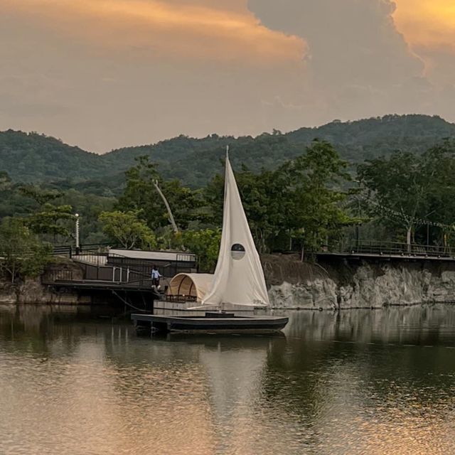 นั่งมองทะเลสาบและพระอาทิตย์ตกที่ inraya ratchaburi