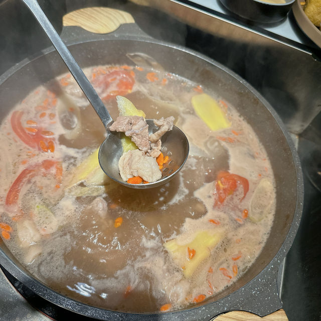 又雞煲，又海鮮，仲有羊肉打邊爐