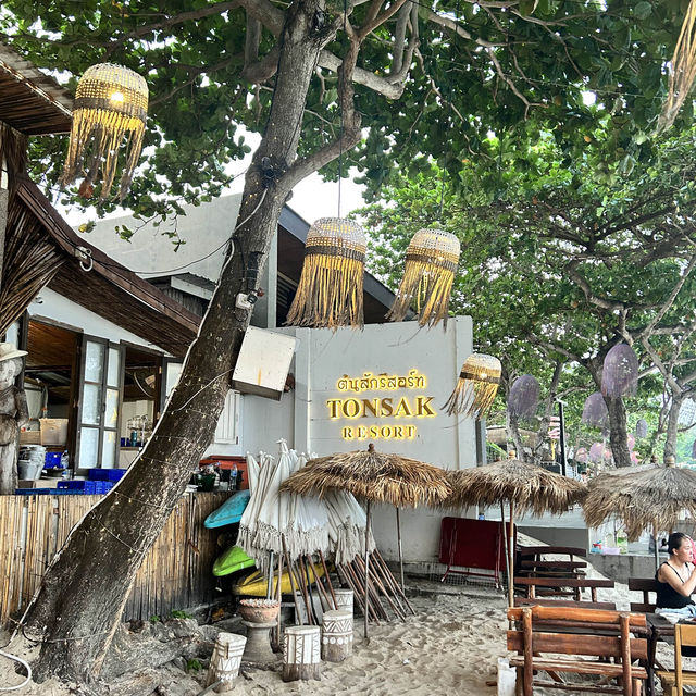 ร้านอาหารต้นสัก เกาะเสม็ด
