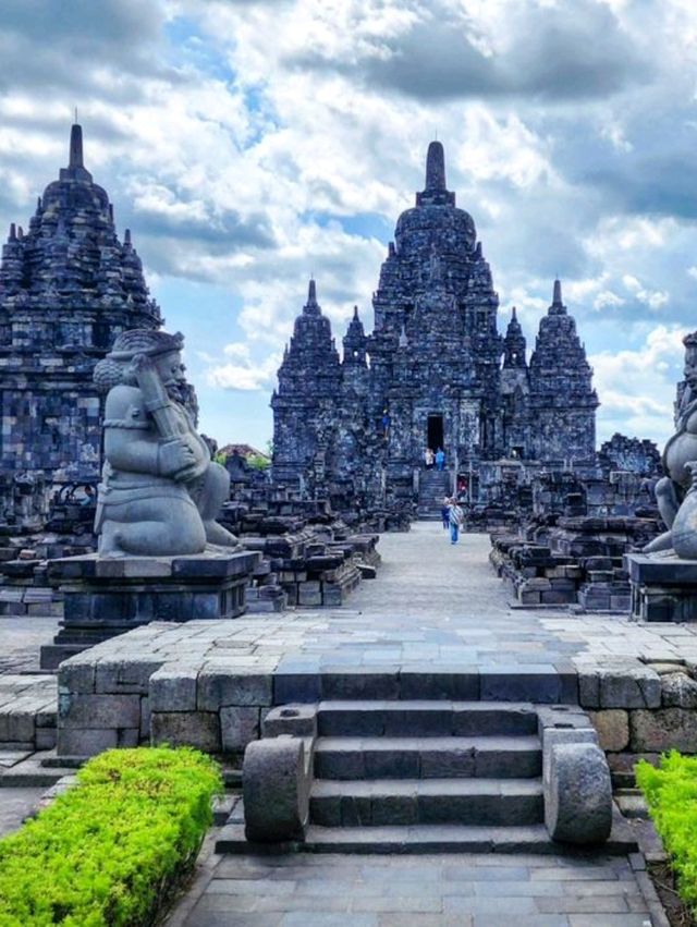 Bali, Indonesia: A Tropical Paradise 🌴🏖️_