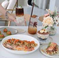 คาเฟ่ธีมดอกไม้ Blanc Eatery & Cafe ศรีนครินทร์