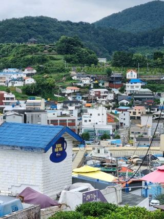Follow the alley to see the beautiful sea view at Tongyeong [Dongpirang Mural Village]