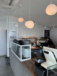 ๋ฐ๋ท๊ฐ๋ฅผ ๋ฐ๋ผ๋ณด๋ฉฐ ์ปคํผํ์ ํ  ์ ์๋ ์ฌ๋์นดํ๐๐ป