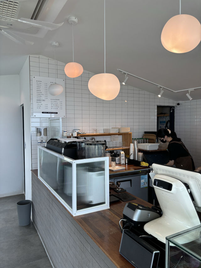 ๋ฐ๋ท๊ฐ๋ฅผ ๋ฐ๋ผ๋ณด๋ฉฐ ์ปคํผํ์ ํ  ์ ์๋ ์ฌ๋์นดํ๐๐ป ๋ฐ๋ท๊ฐ๋ฅผ ๋ฐ๋ผ๋ณด๋ฉฐ ์ปคํผํ์ ํ  ์ ์๋ ์ฌ๋์นดํ๐๐ป