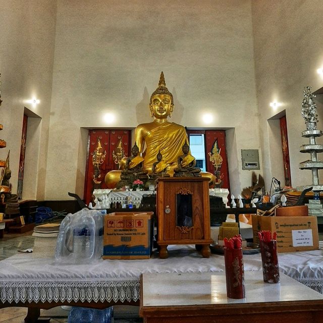 สักการะพระพุทธมหาจักรพรรดิ ณ วัดนางนองวรวิหาร