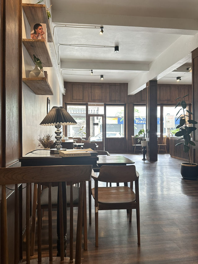 📍คาเฟ่เปิดใหม่ LOG COFFEE & TEAK FURNITURE 