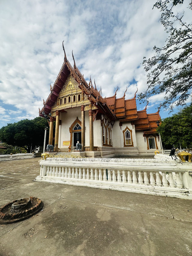 ชมเทียนเมืองอุบลฯ แวะไหว้ศาลหลักเมือง🛕🎗️