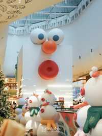 ถ่ายรูปกับต้นคริสต์มาส และเหล่า snowman