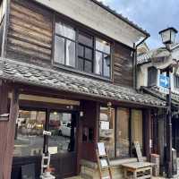白壁が美しい昔ながらの江戸時代の街並み。