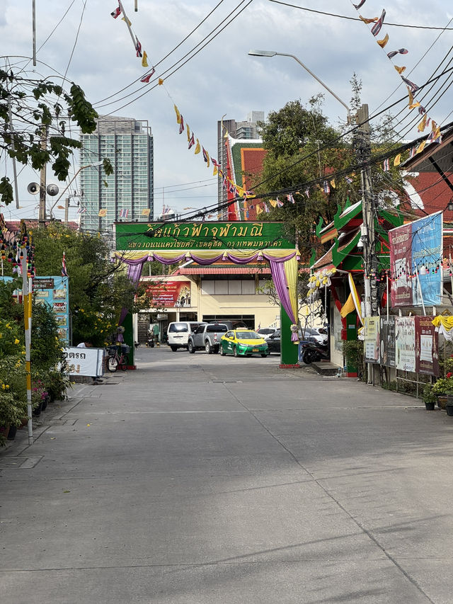 ทำบุญไหว้พระที่วัดแก้วฟ้าจุฬามณี