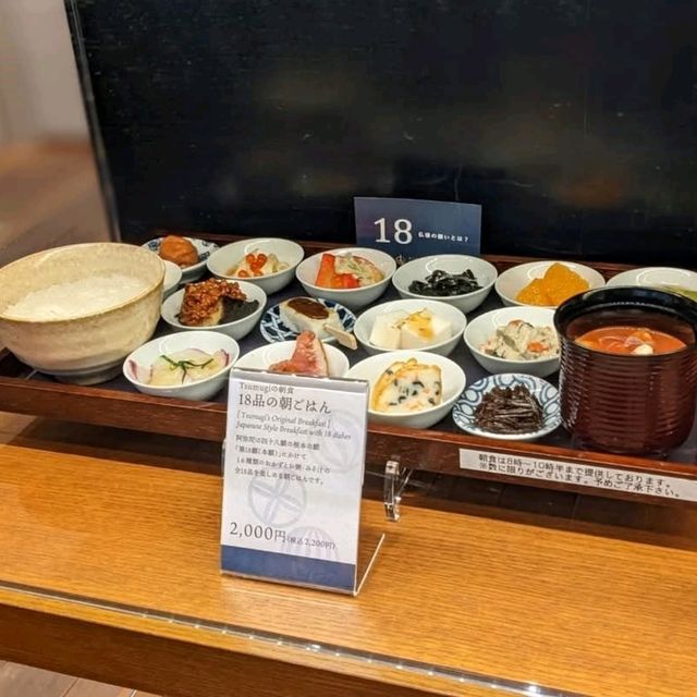 在東京體驗朝活文化~築地本願寺及其18品早餐 