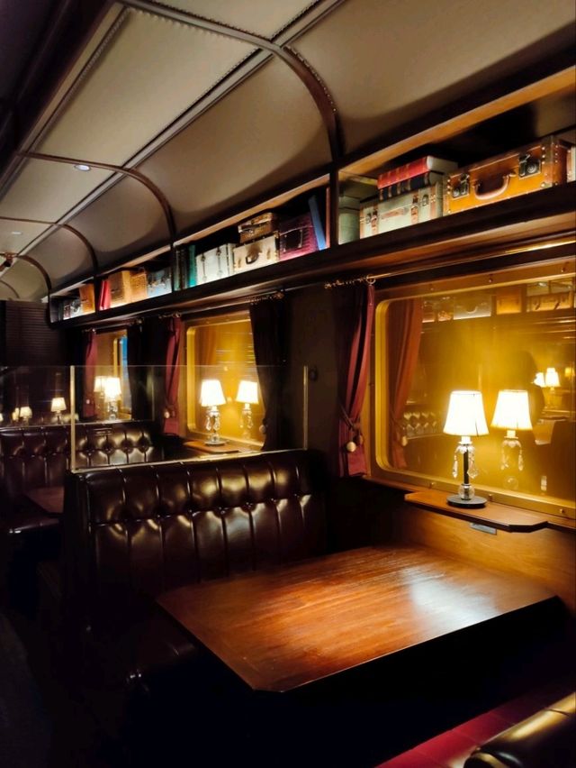 【バンコク】豪華列車食堂風レストラン Burapa