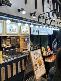 Discover Kyoto’s Flavorful Heart at Nishiki Market! 🥢🍣