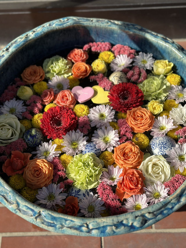 【埼玉×行田】週替わりの花手水が境内の至る所に・・
