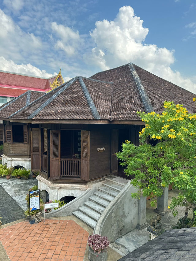 แวะชมบ้านท่านขุนอายุ 100 ปี ในตัวเมืองคอน 
